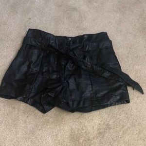H&M Faux leather shorts Blk/Sz12/ERU 42
